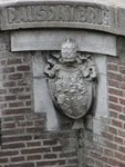 905371 Afbeelding van een lantaarnconsole in de Pausdambrug ter hoogte van het pand Nieuwegracht 1 te Utrecht, met de ...